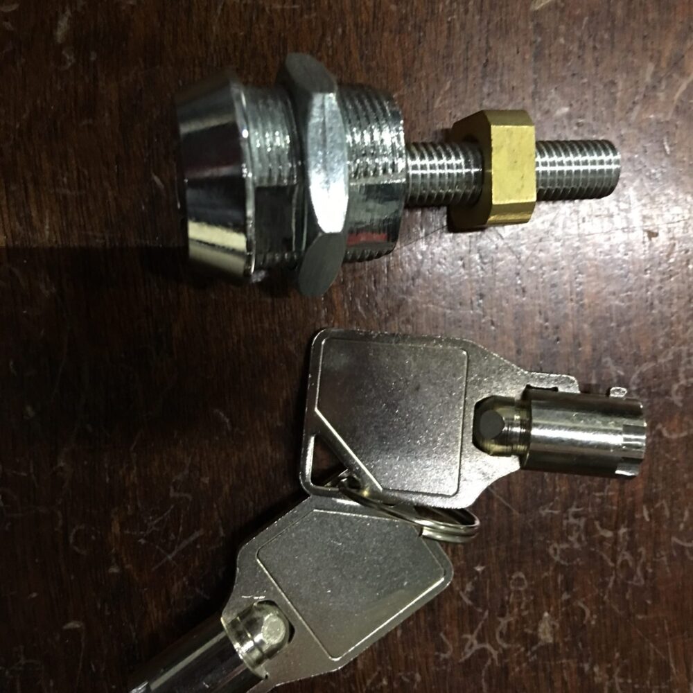 GENESIS LOCK AND TWO KEYS FOR SNACK / DRINK OR ENTREE UNIT DOOR